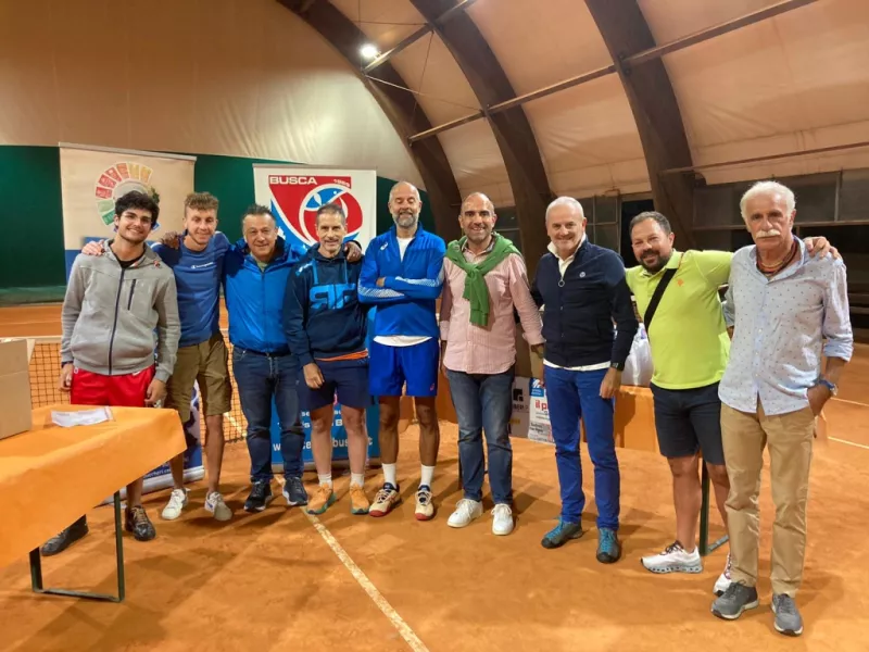 Gli organizzatori  del torneo di tennis con l'assessore allo Sport Diego Bressi