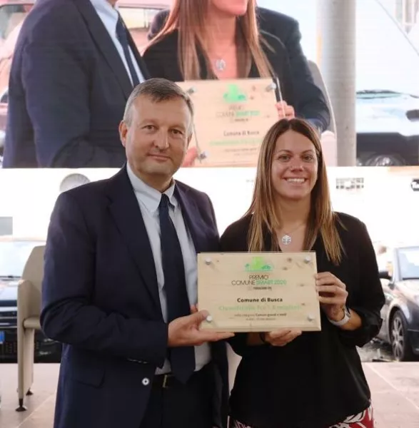 Ha ritirato il “Premio comuni Smart 2020”  per la Città  di Busca  dalle mani del vice-presidente della Fondazione Crc Ezio Raviola la assessora Beatrice Aimar