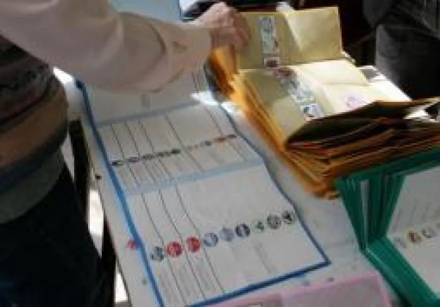 Lo spoglio delle schede per le elezioni regionali  e comunali inizia oggi alle ore 14 