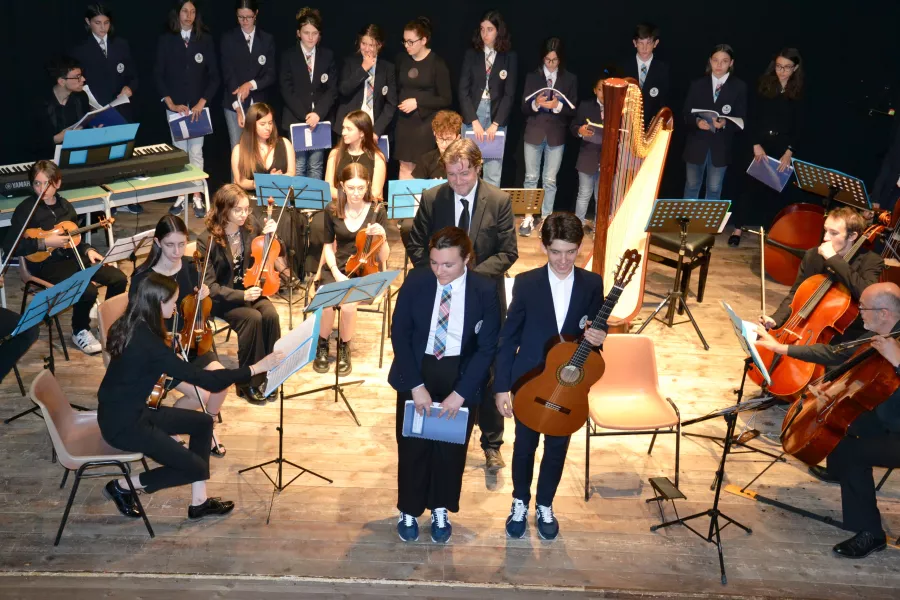 L’Orchestra e il Coro delle Scuole di Musica dell’Academia Montis Regalisl diretti dal Maestro  Maurzio Fornero