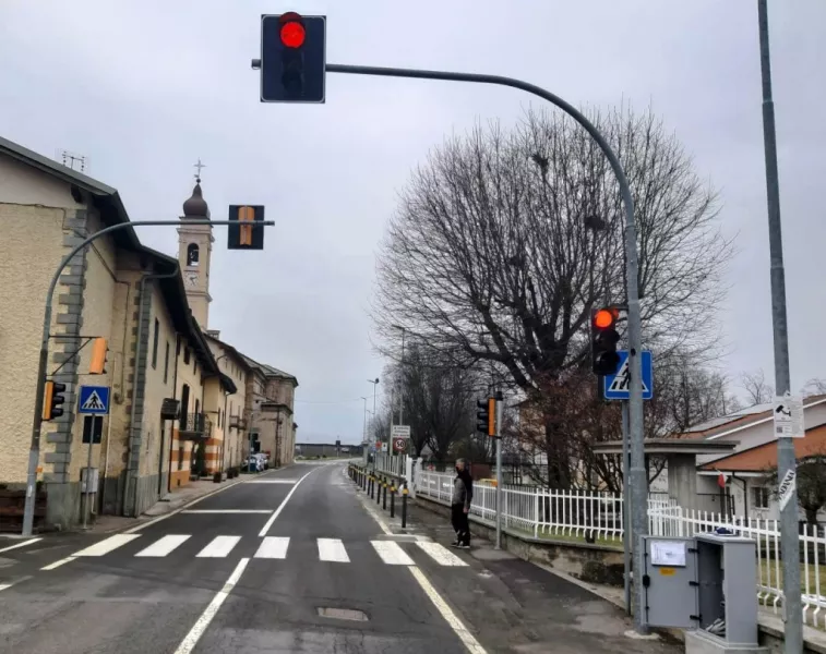 E’ in funzione da oggi il semaforo per la richiesta di attraversamento pedonale nel centro della frazione Castelletto