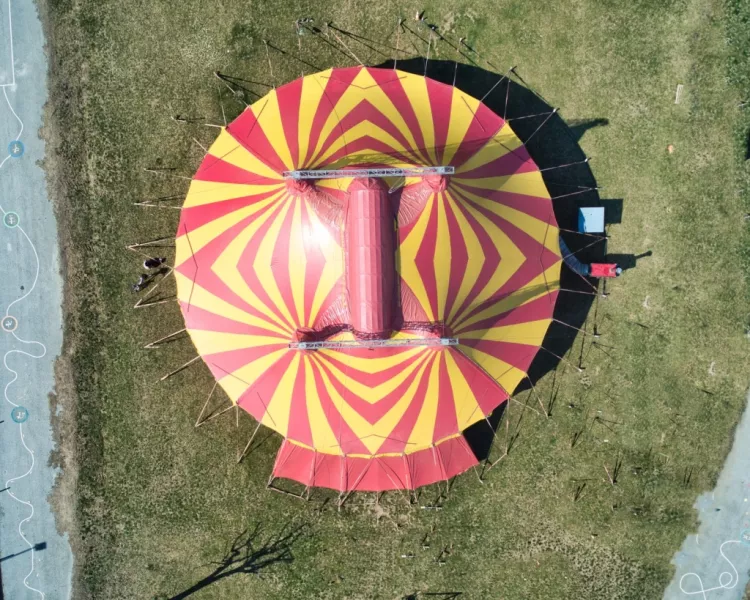 Una suggestiva veduta aerea dello chapiteau a Busca  della compagnia francese Cirque Exaltè