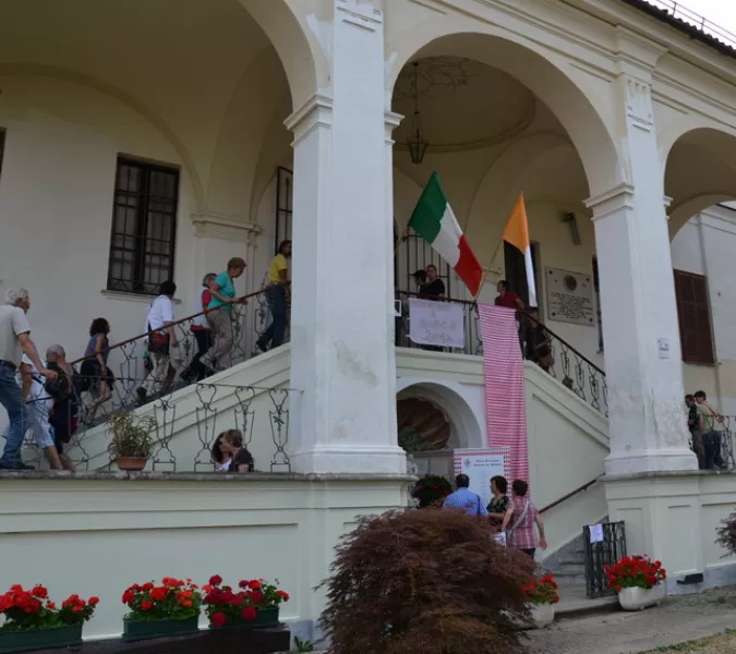 La scalinata d'ingresso all'Eremo in occasione di uno degli eventi estivi dell'iniziativa 'Sui sentieri dei Grimaldi'