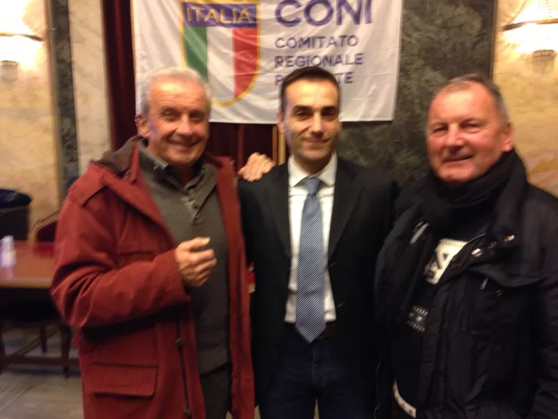 Roberto Petrone, al centro, con Giangi Giordano, delegato Coni di Busca, e l'assessore allo Sport Gian Franco Ferrero