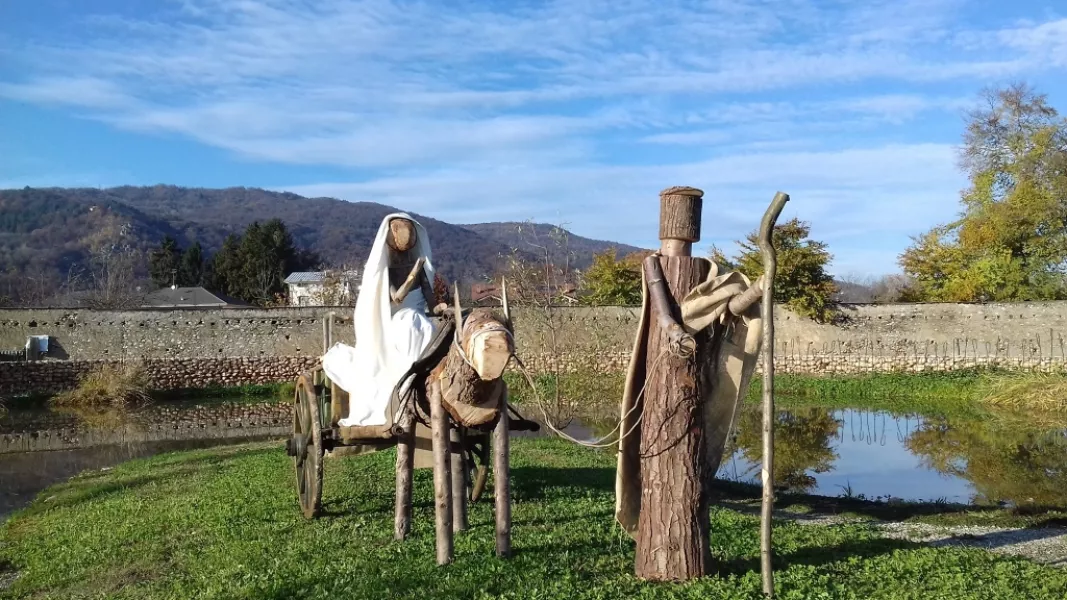 Un presepe realizzato in legno  a misura d'uomo occupa il parco a cielo aperto