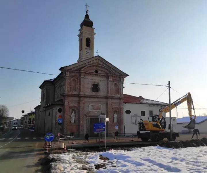 Frazione Castelletto: incominciati i lavori per rendere più sicuro il sagrato della chiesa