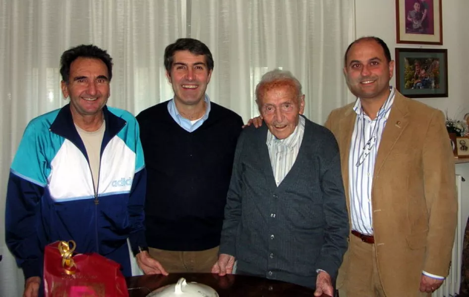 Giovanni Martinale nella sua casa con il figlio Franco, il sindaco, Luca Gosso, e il vice-sindaco, Gianmichele Cismondi