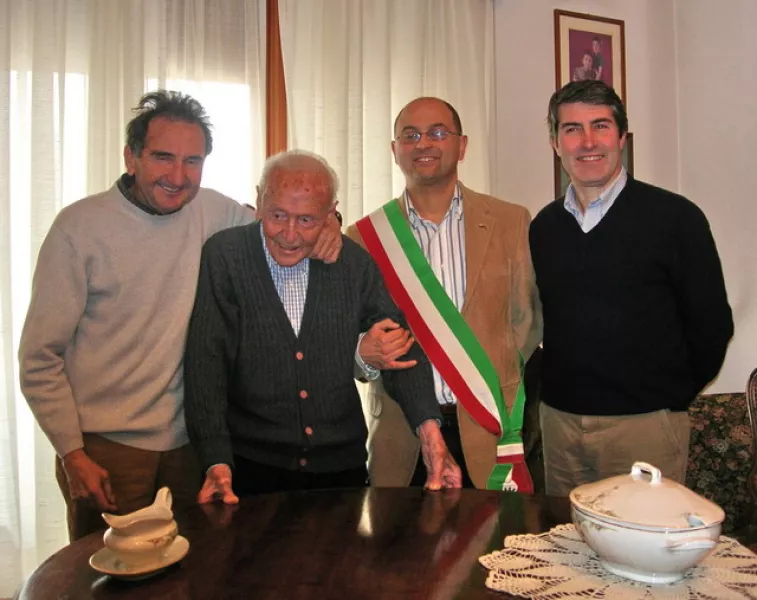 Giovanni Martinale con il figlio Franco, il sindaco, Luca Gosso, e l'assessore Gianmichele Cismondi