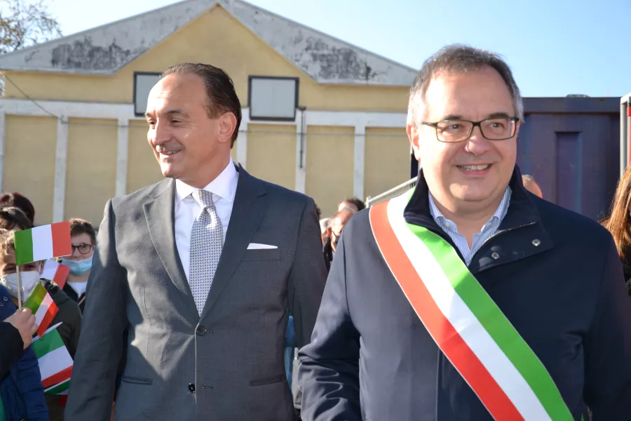 Il presidente della Regione Alberto Cirio accolto dal sindaco Marco Gallo e dagli alunni all'arrivo al cantiere