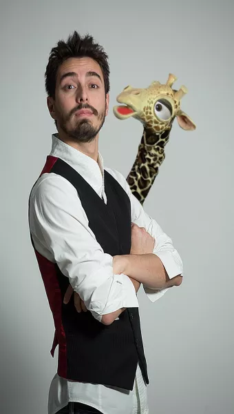 “Gi & Raf Show” è uno spettacolo di ventriloquia e magie di e con Raf, al secolo Rafael Voltan, che fa coppia con Gi, una giraffa dispettosa e irriverente che si crede una deejay