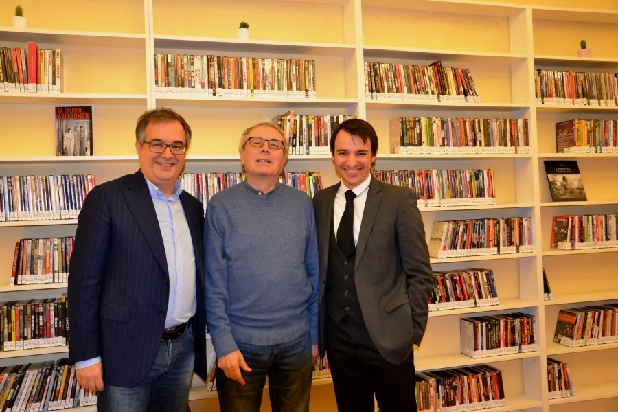 Il sindaco Marco Gallo, con Sergio Arecco e Mattia Bertaia nella cineteca ospitata nel Palazzo della Musica