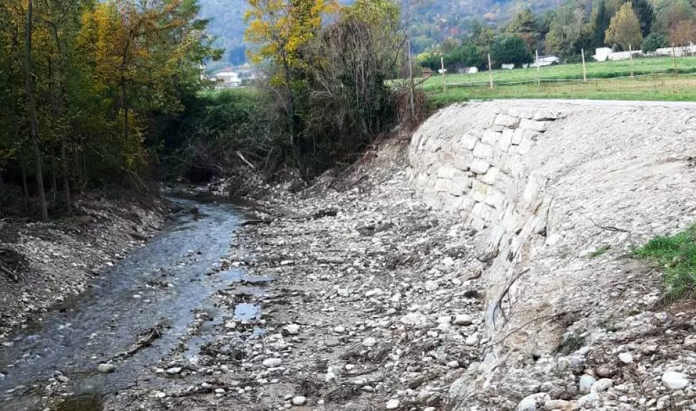 Sulla sponda del torrente Talutto, lungo la strada del Ponte Stretto verso frazione Morra, sono stati eseguiti   lavori di consolidamento degli argini
