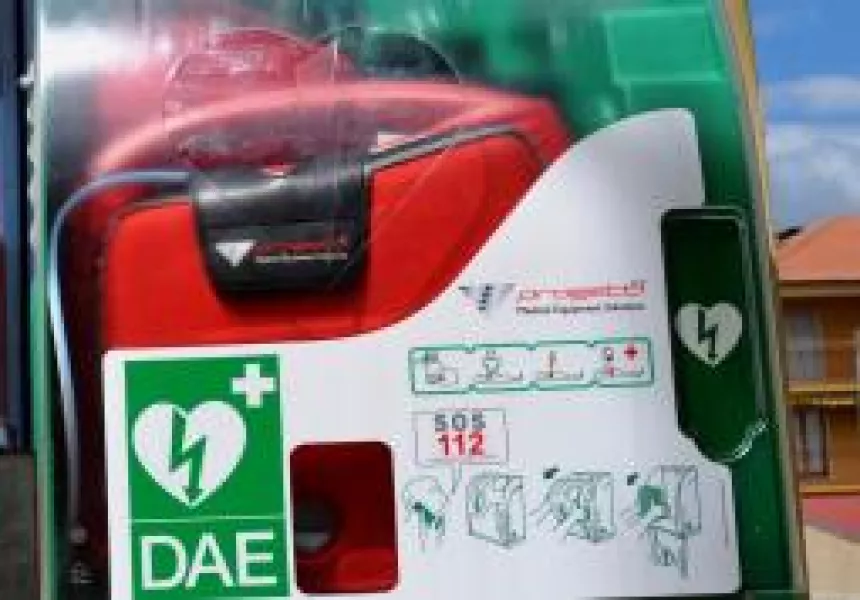 I defibrillatori automatici esterni (DAE) sono strumenti determinanti nelle situazioni di emergenza e in quanto tali devono essere sottoposti a una scrupolosa manutenzione periodica. Qui una della postazioni salvavita attualmente presenti sul territorio comunale, una ogni 700 abitanti, una percentuale purtroppo ancora rara in Italia