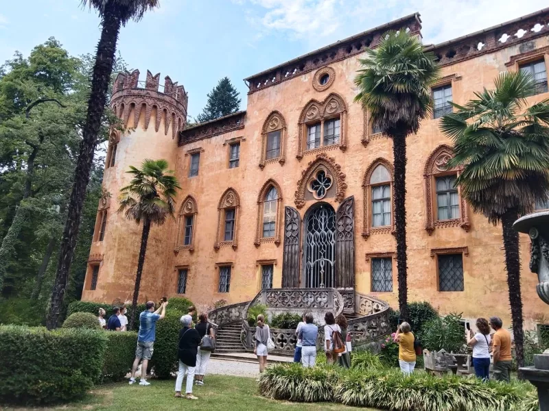 Visitatori ieri al castello del Roccolo nello scatto pubblicato sulla pagina Fb dell'associazione omonima
