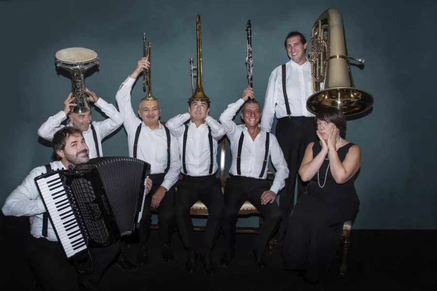 Mishkalè, una tipica orchestrina itinerante: sette musicisti offrono le atmosfere inebrianti e struggenti della tradizione gitana, ebraica e dell'Est Europa 
