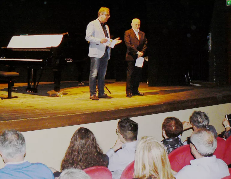 Il sindaco Marco Gallo e il presidente dell'assoiazione Amici della Musica Antonello Lerda durante una presentazione di un concerto al Teatro Civico