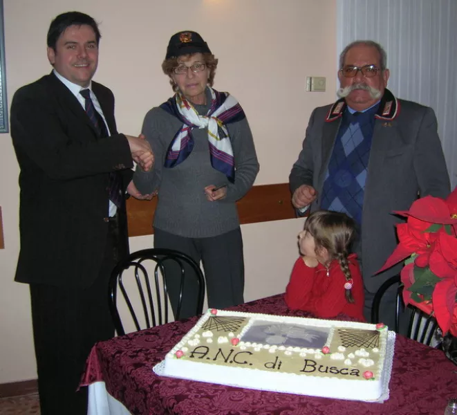 Vincenzo Sanna, Valerio Lingua e Delfina Raso con la torta del Carabiniere.