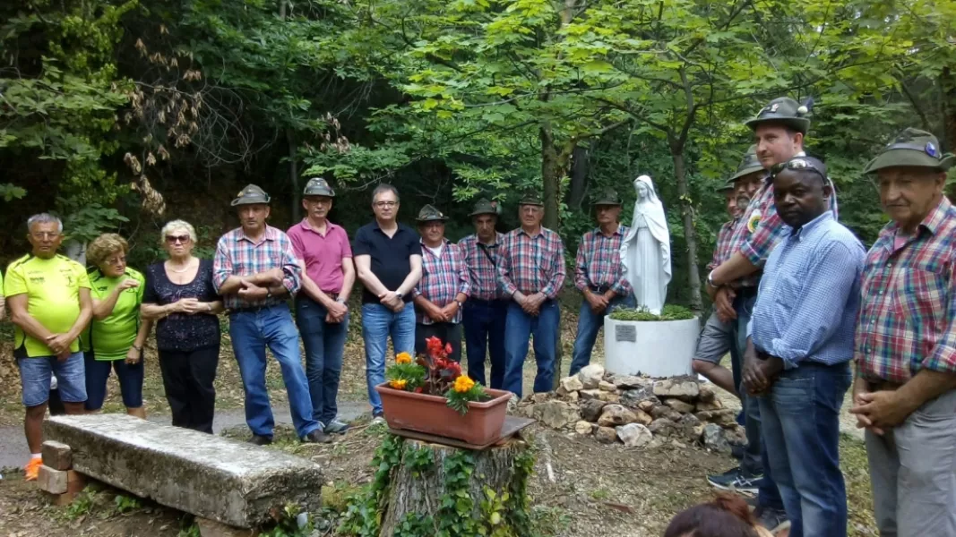 La nuova statua della Madonna nel giardino della casa alpina