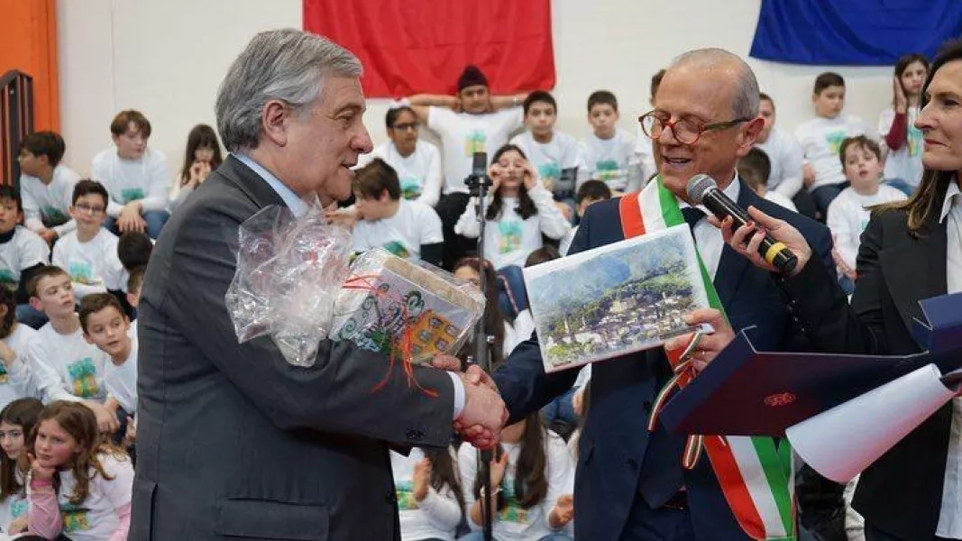 Il sindaco di Caldarola Luca Giuseppetti con il il presidente del Parlamento Europeo Antonio Tajani sabato scorso all'inaugurazione della scuola