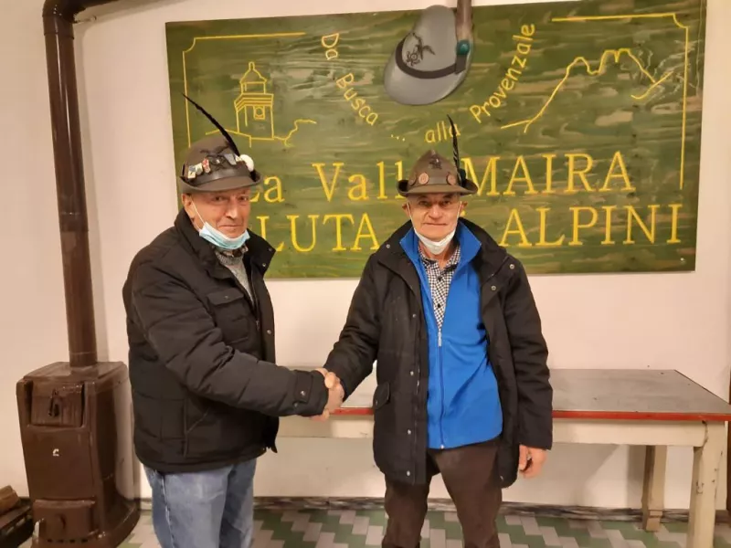A sinistra i nuovo presidente del Gruppo Alpini di Busca Piero Cavallo, a destra l'uscente Giovanni Demarchi