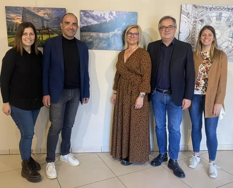 Il sindaco Marco Gallo e gli assessori Rosso, Bressi e Aimar con la presidente di Busca Fotoclick Cristina Giaccardo all'inaugurazione della mostra
