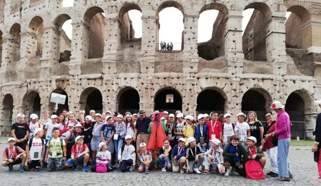 Il ragazzi di Busca davanti al Colosseo