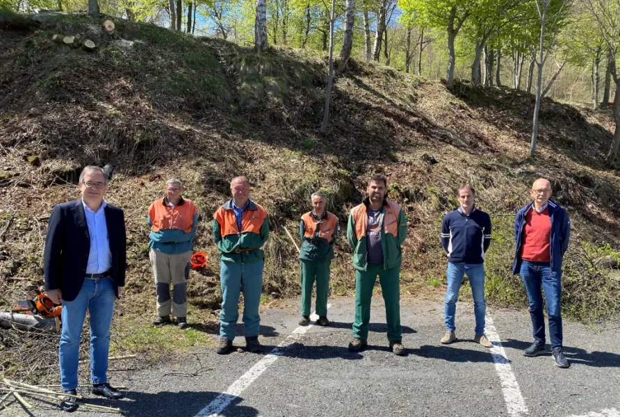 Il sindaco Marco Gallo e il pro-sindaco Andrea Picco con gli operai forestali a Valmala: Vogliamo esprimere loro un sentito ringraziamento
