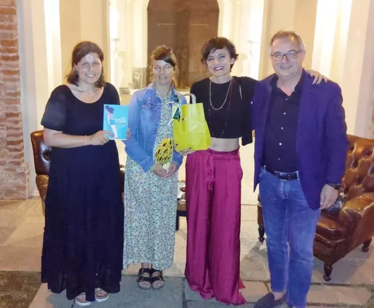 L'autrice Enrica Tesio con il sindaco Marco Gallo, l'assessora Lucia Rosso, la bibliotecaria Noemi Balbo