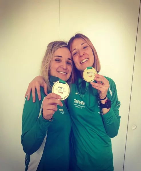 Maria Chiara e Francesca Eandi  con la medaglia della maratona di Parigi