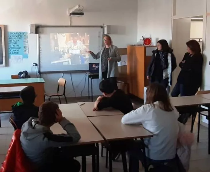 La magia del vetro: lezione di riciclo a scuola con gli assessori Diego Bressi e Lucia Rosso