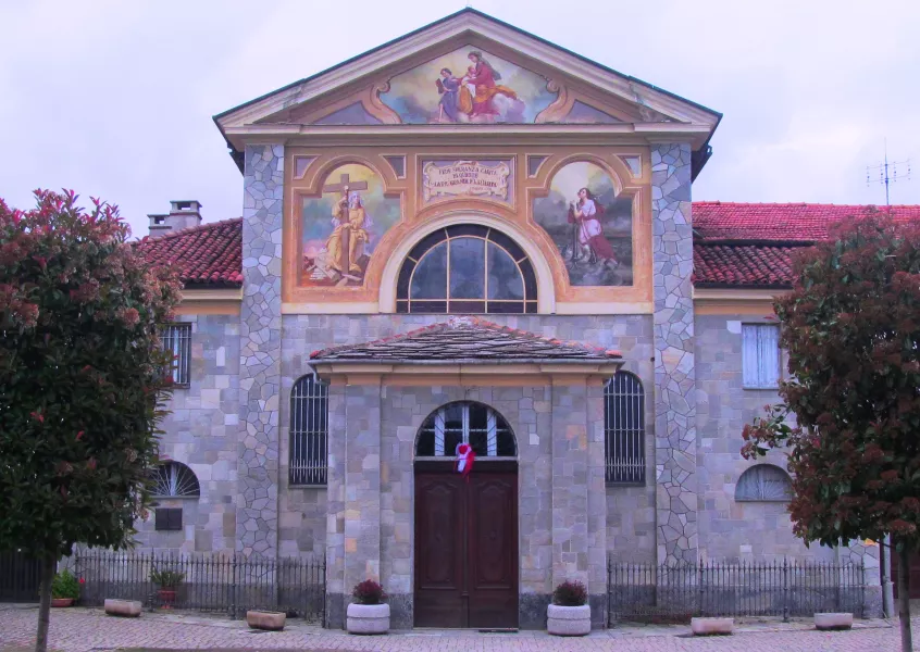 La chiesa del convento dei Cappuccini, sulla strada per Dronero