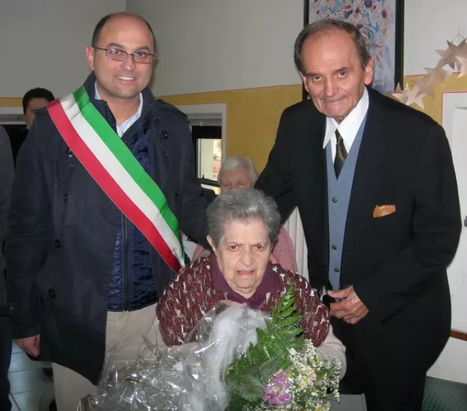Margherita Falco con il sindaco, Luca Gosso, e Bernardo Aimar, amico della signora e sindaco di Busca dal 1972 al 1975