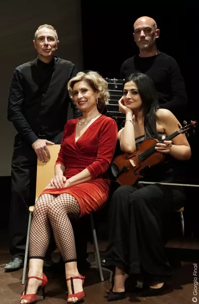 Il Duo Alterno, formato da Tiziana Scandaletti soprano e Riccardo Piacentini pianoforte e foto-suoni, presenterà, insieme con Daniela Cammarano violino e Davide Vendramin bandoneon