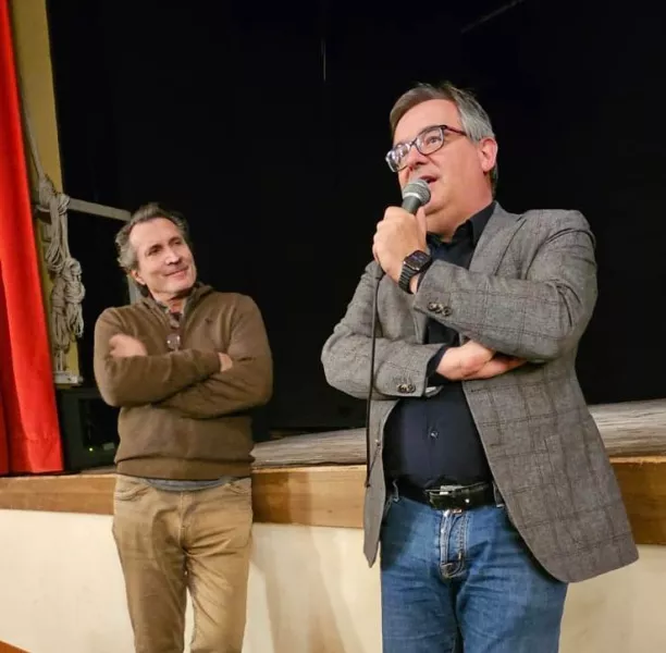 Hanno introdotto la serata il sindaco Marco Gallo e il direttore artistico di Santibriganti Teatro, che cura la rassegna, Maurizio   Babbuin