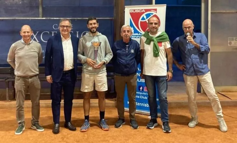 Il sindaco, Marco Gallo, e l’assessore allo Sport, Diego Bressi,  con i dirigenti del Tennis Club Busca alle premiazioni dei tornei