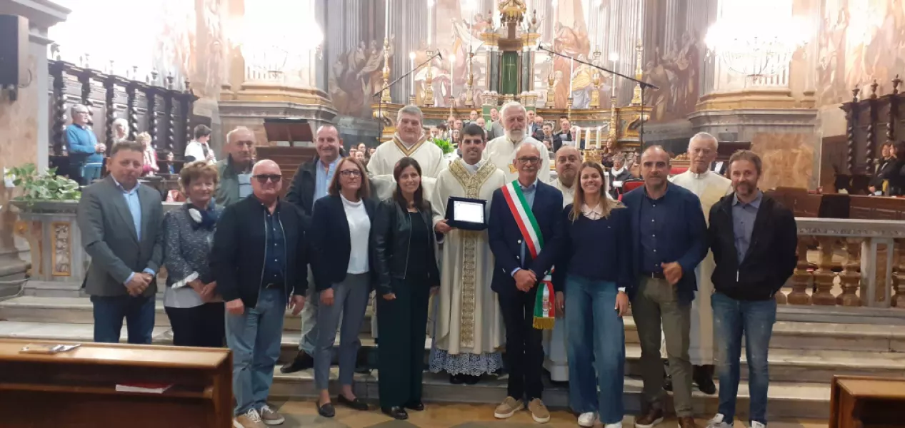 Ieri il sindaco Ezio Donadio ha consegnato una targa in segno di riconoscenza a don Marco Tallone che lascia l’incarico di viceparroco nella parrocchia Maria Vergine Assunta