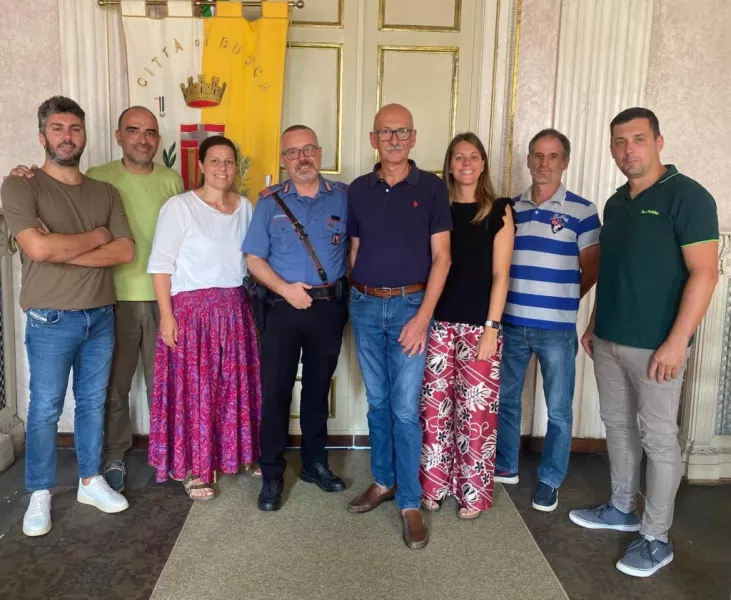 Il sindaco, Ezio Donadio, e i componenti della giunta hanno ricevuto al palazzo comunale il comandante della stazione dei Carabinieri di Busca, maresciallo capo Stefano Imperatori, che lascia l’ incarico in città per prendere il comando della stazione di Cuneo