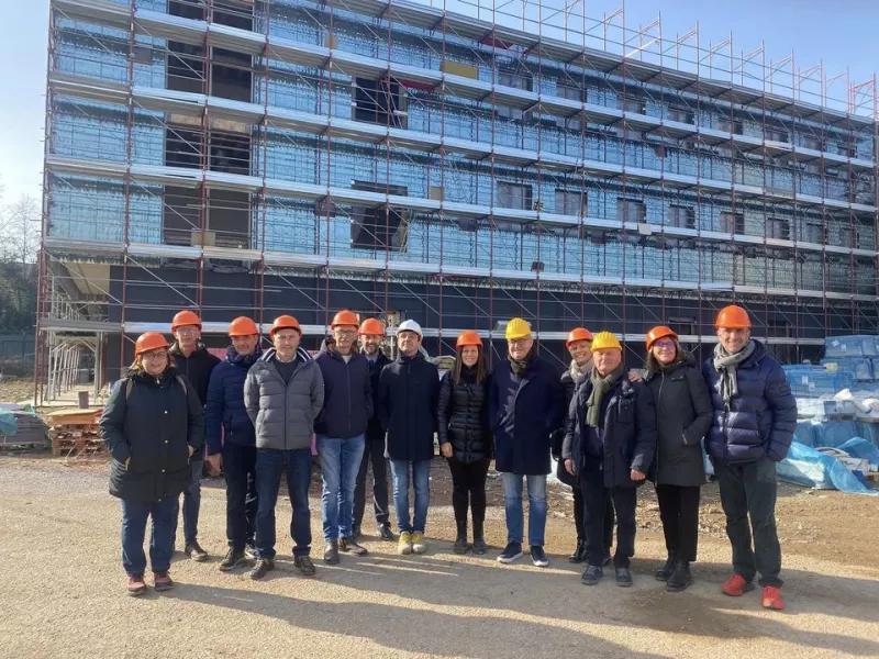 Ieri mattina il sindaco, Marco Gallo, e alcuni componesti della giunta e del consiglio comunale hanno visitato il cantiere del polo scolastico