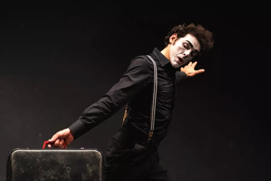 “From a suitcase” di Enrico Mazza, un mimo tanto elegante quanto strampalato