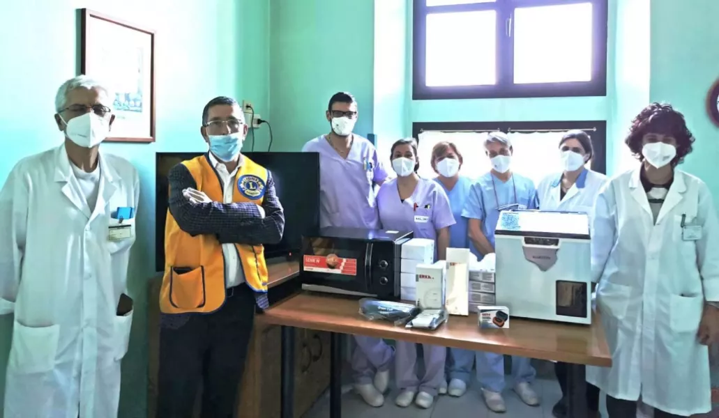 Il presidente di Lions Club Busca e Valli, Roberto Combale, con l'équipe dell'hospice