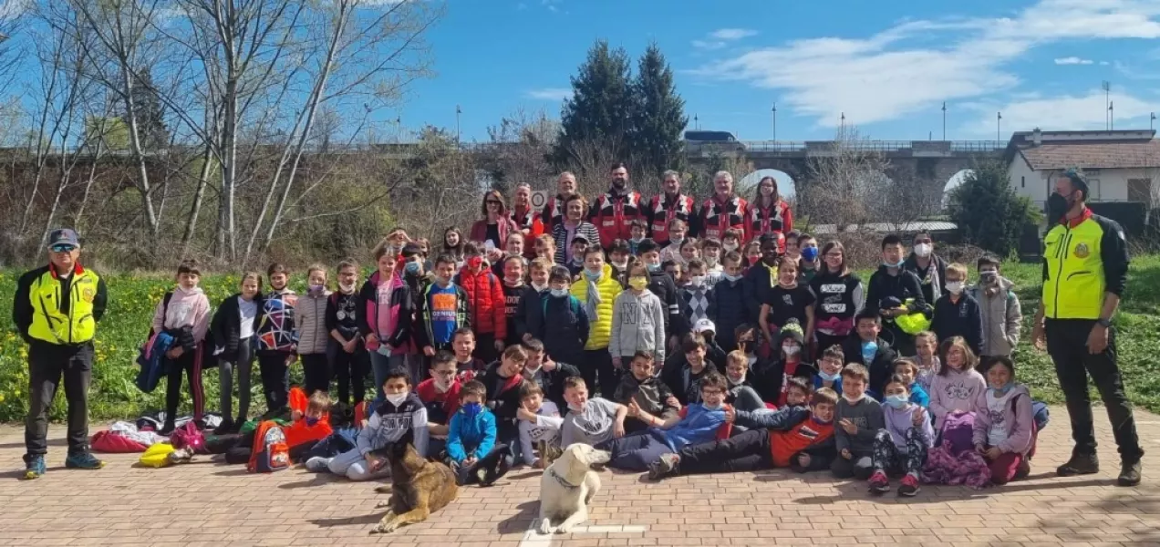 Questa mattina la sezione Sai (soccorsi ambienti impervi) dell’Associazione nazionale carabinieri, insieme con l’unità cinofila dei Pompieri senza frontiere di Cuneo e i cani Luna e Sally, hanno tenuto il secondo incontro di AAA piccoli volontari cercansi