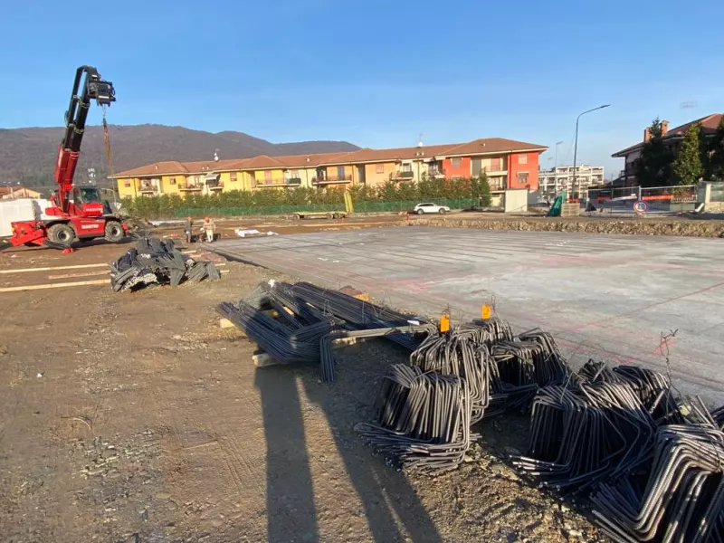 Il cantiere del nuovo polo scolastico: arrivati sollevatore e ferri