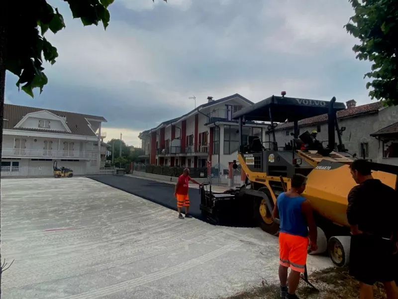 L'asfaltatura della piazza Cruz Alta - San Marcos Sud che servirà da parcheggio a servizio sia delle scuole provvisorie sia degli impianti sportivi