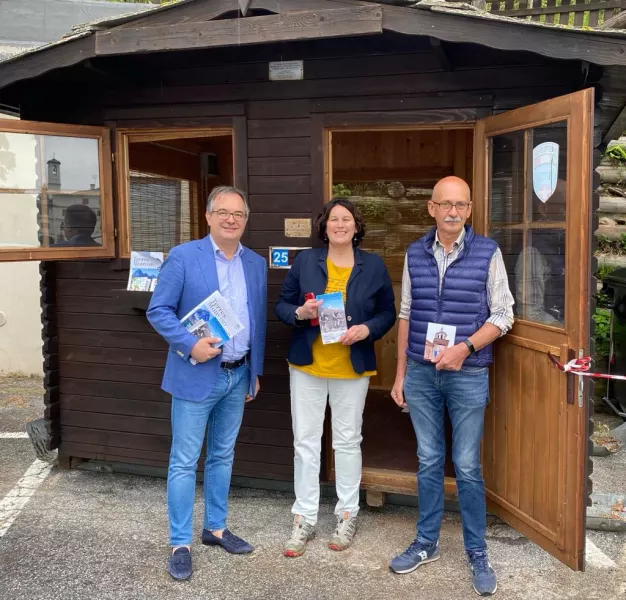 L’ufficio informazioni turistiche a Valmala, nel piazzare del santuario è gestito dalla guida turistica Monica Giraudo, qui con il sindaco Marco Gallo e con l'assessore Ezio Donadio, che organizzerà anche visite guidate ed escursioni.