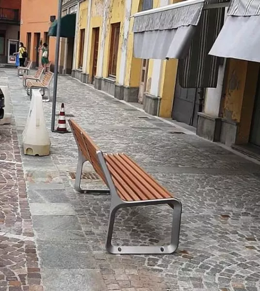Dopo con alberi, aiuole e un nuovo selciato, piazzate le nuove panchine e in arrivo anche fioriere