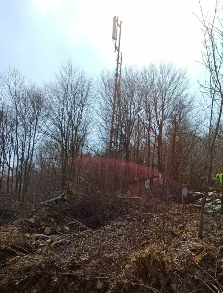 Liberato dalla boscaglia il ripetitore telefonico a Valmala