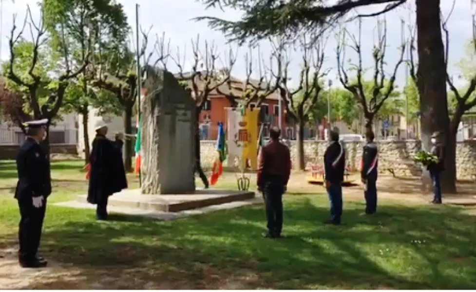 L'Onore ai Caduti e la deposizione della corona d'alloro al monumento alla Resistenza nella celebrazione dello scorso anno