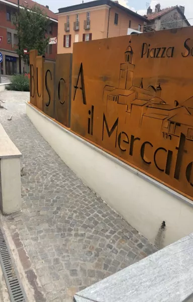 Oggi è stato posizionato il pannello in corten raffigurante uno skyline della città con la scritta “Busca, il mercato”