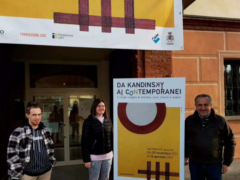 Alessia, Nicolò e Guido si occupano dell’accoglienza, delle informazioni turistiche, della biglietteria e della vigilanza della mostra