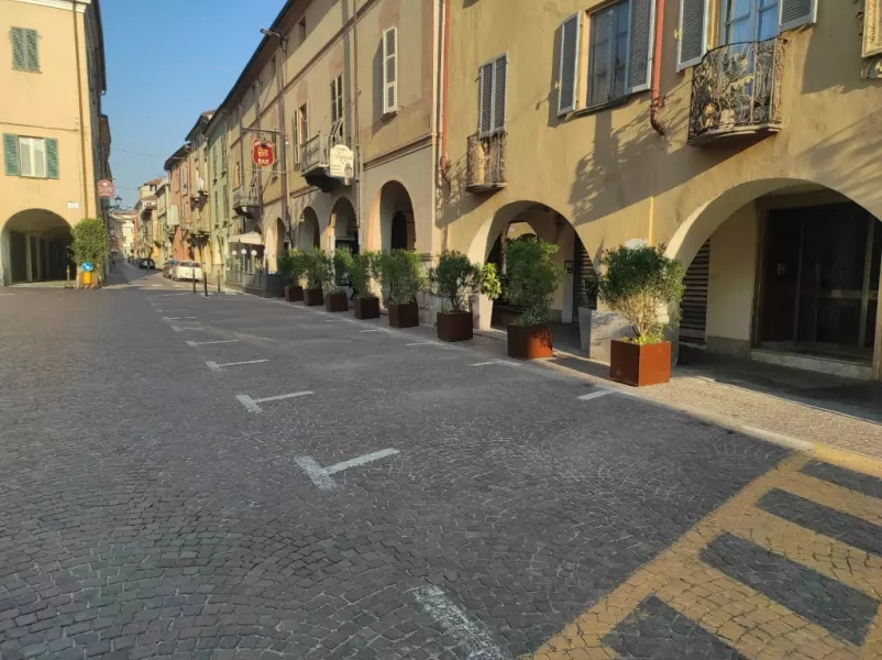 Il Comune lavora su più fronti a favore della attività commerciali, anche continuando ad abbellire le vie e le piazze